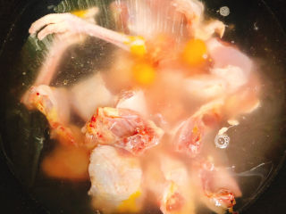 玉米胡萝卜鸡汤,鸡放入冷水中，如果是3口之家，鸡用一半就行了人多于3个就一整只，提前让店家剁成块