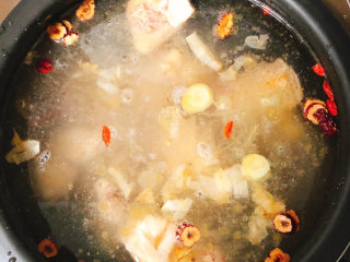 玉米胡萝卜鸡汤,放入炒好的鸡肉