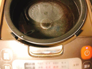 玉米胡萝卜鸡汤,电饭锅调制煮汤功能，加入适量清水