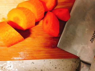 玉米胡萝卜鸡汤,胡萝卜洗净切块
