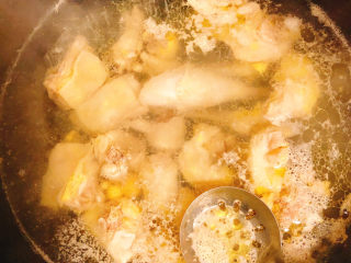 玉米胡萝卜鸡汤,煮到有这种浮末后捞出浮末