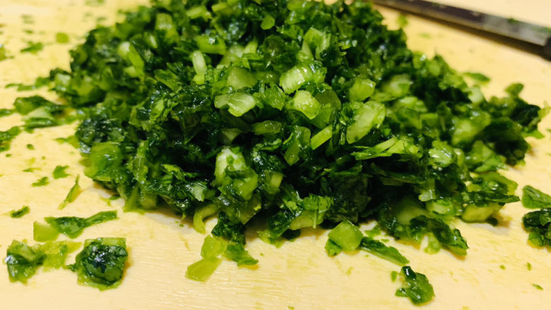 芥菜叶子切碎用盐腌制图片