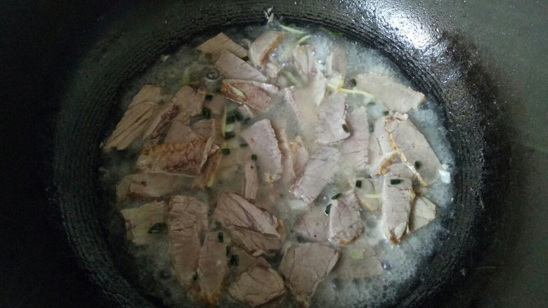杏鲍菇炒牛肉,加入小半碗清水煮开