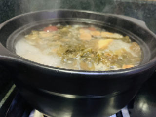 酸菜炖羊肉,倒入砂锅，大火煮5分钟，然后调小火，慢炖1小时，加少许盐，就可以出锅了；