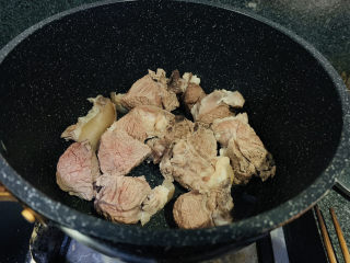 酸菜炖羊肉,锅加1勺食用油，大火热锅，倒入羊肉；