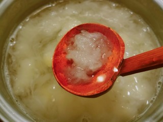 苹果银耳红枣汤,经过约20分钟煮制  银耳汤已经变得粘稠 银耳颜色透明 绵软 成胶状 