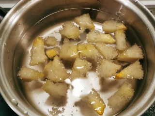苹果银耳红枣汤,放入汤锅 添加适量清水 开始煮制