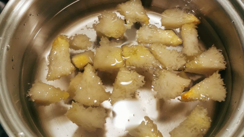 苹果银耳红枣汤,放入汤锅 添加适量清水 开始煮制