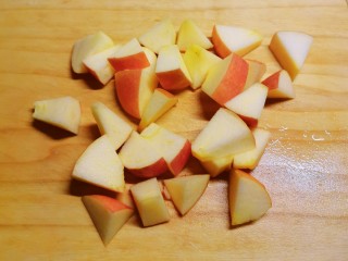 苹果银耳红枣汤,开始切苹果块