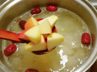 苹果银耳红枣汤,切好后直接放入汤锅中