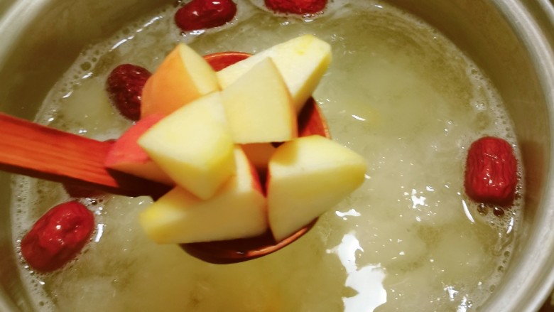 苹果银耳红枣汤,切好后直接放入汤锅中