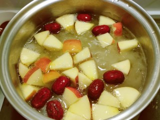 苹果银耳红枣汤,继续加热