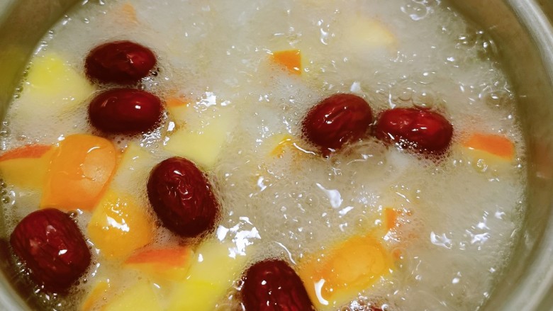 苹果银耳红枣汤,将苹果煮熟 冰糖完全融化关火
