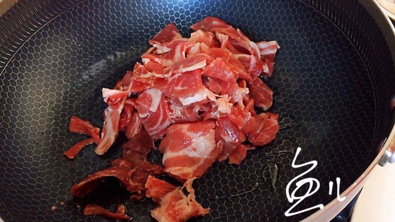杏鲍菇炒牛肉,油锅烧热，放入牛肉片翻炒片刻