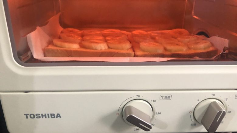 香蕉烤吐司片,小烤箱180度预热5分钟后，把烤盘摆进去，180度烤15分钟就可以了！