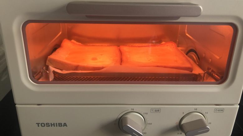 酸奶吐司片,小烤箱180度预热5分钟，然后将吐司摆入烤箱中，180度烤15分钟就可以了！