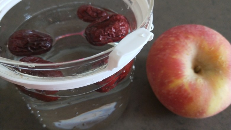 苹果银耳红枣汤,苹果一个去皮洗干净。