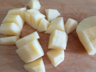 苹果银耳红枣汤,切成小块。