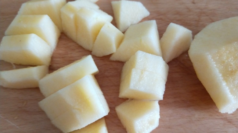 苹果银耳红枣汤,切成小块。