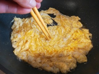 韭菜猪肉馅水饺,锅中倒入玉米油烧热，倒入蛋液搅拌。