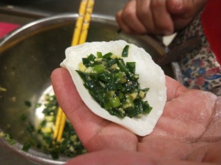 韭菜猪肉馅水饺,面粉合面团做剂子。