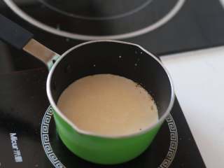 慢食光，醇香咖啡戚风,【准备工作：烤箱设置180℃开始预热】牛奶，浓缩黑咖啡粉，一起倒入奶锅，小火加热搅拌至咖啡粉完全溶解