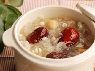 苹果银耳红枣汤,这是加了泡好的薏米的银耳汤，薏米祛湿温补。
