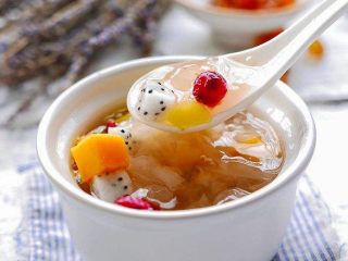 苹果银耳红枣汤,加入樱桃、火龙果的银耳汤。