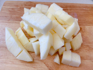 苹果银耳红枣汤,苹果去皮切块或者切片都行。