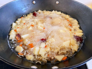 苹果银耳红枣汤,煮到汤汁浓厚，苹果变软了，银耳糯糯的就可以关火了。