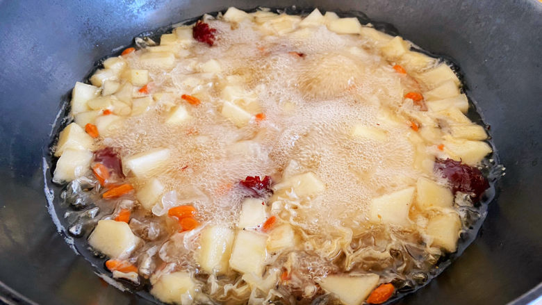 苹果银耳红枣汤,煮到汤汁浓厚，苹果变软了，银耳糯糯的就可以关火了。
