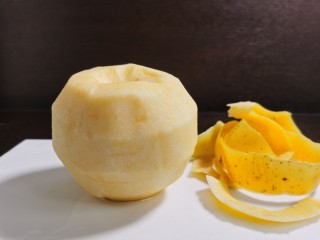 苹果银耳红枣汤,苹果清洗干净，削去果皮，为避免氧化，苹果尽量等到要往锅里放时再去皮。