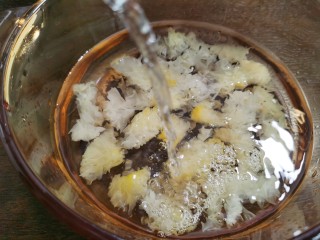 苹果银耳红枣汤,银耳撕成小朵，加入适量的水开火煮开。水要多加一些，因为在煮的过程中还要蒸发一部分。