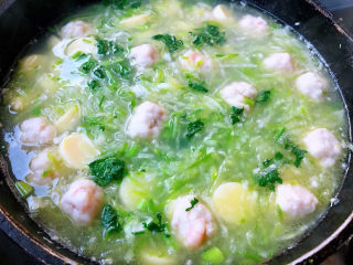 三鲜汤,放入盐和味精调味均匀最后撒上葱花和香菜提鲜即可出锅享用