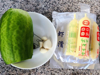 三鲜汤,准备原材料萝卜、蒜去皮洗净、日式豆腐、虾滑