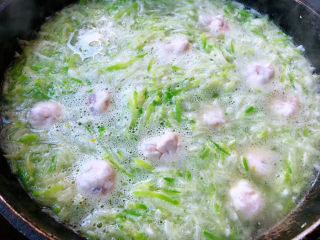三鲜汤,添加适量清水或高汤依次依次下入虾滑