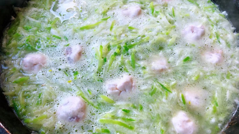 三鲜汤,添加适量清水或高汤依次依次下入虾滑