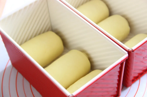 纯奶手撕吐司,依次放入吐司盒中放到36度75%左右的环境中发酵；