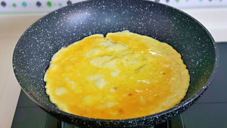 莴笋炒鸡蛋,起油锅，油温六成热时倒入蛋液。