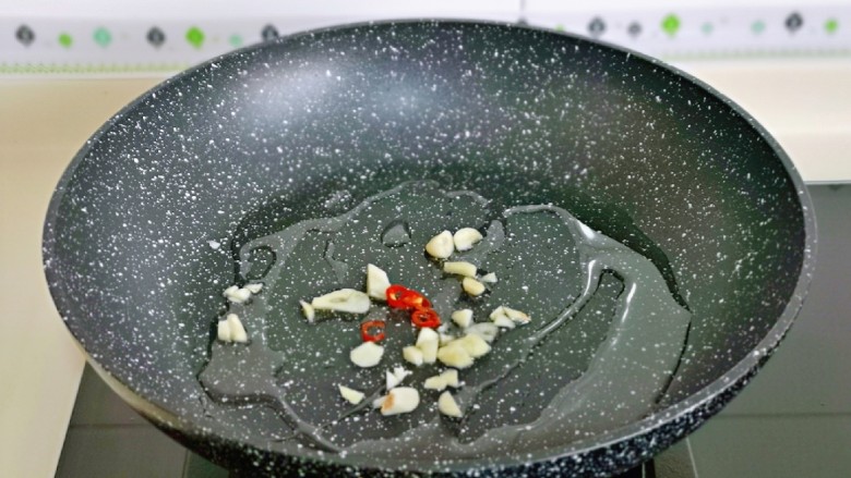 莴笋炒虾仁,另起油锅，加入辣椒和蒜末煸炒出香味。