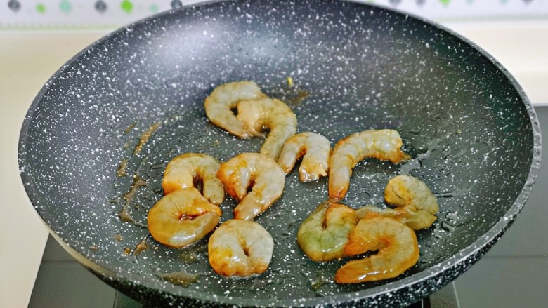 莴笋炒虾仁,起油锅，加入腌制好的虾仁，小火煸炒。