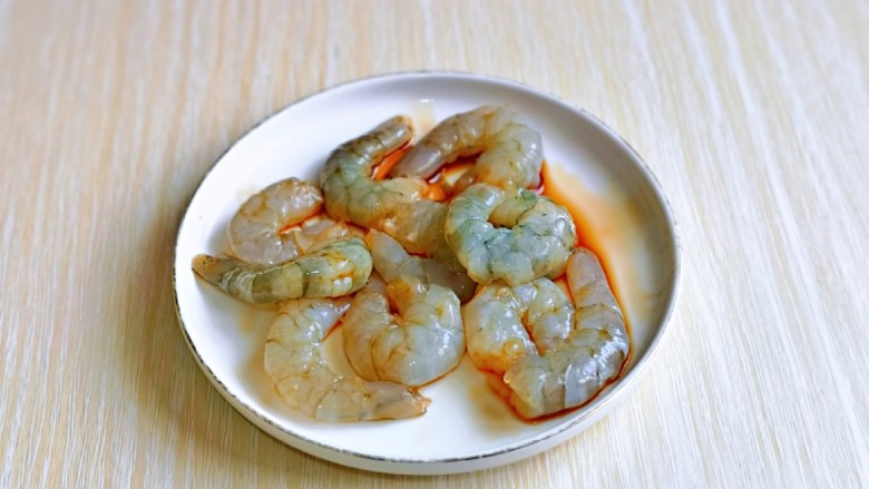 莴笋炒虾仁,抓拌均匀，腌制5分钟。