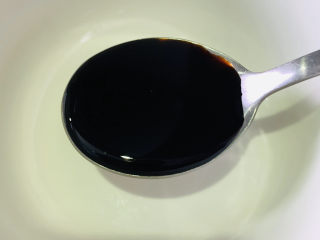 糖醋藕丁,在煮藕的时候调个料汁，1勺酱油；
