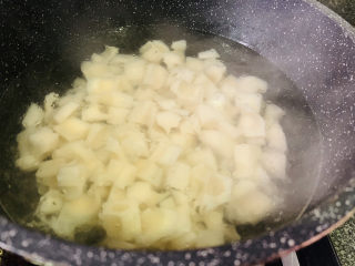 糖醋藕丁,锅里加少许盐和食用油，倒入藕丁；