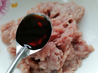 韭菜猪肉馅水饺,加入一勺生抽、黄酒、油然后搅拌均匀