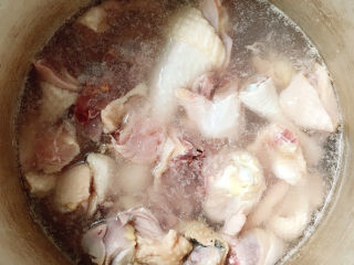 榴莲炖鸡,锅中放清水和鸡块烧开