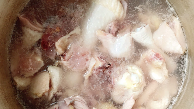 榴莲炖鸡,锅中放清水和鸡块烧开