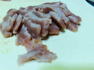 芦笋炒牛肉,横纹切片；