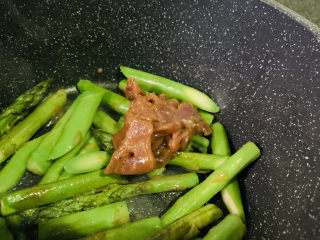 芦笋炒牛肉,加腌制好的牛肉，翻炒；