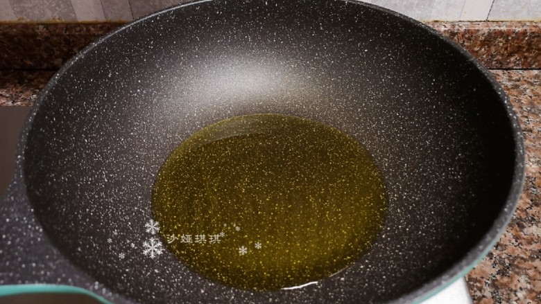韭黄炒肉丝,热锅倒油烧至八成热。